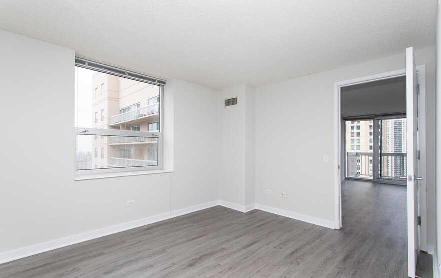 549 N State St - Photo 6 of 16
