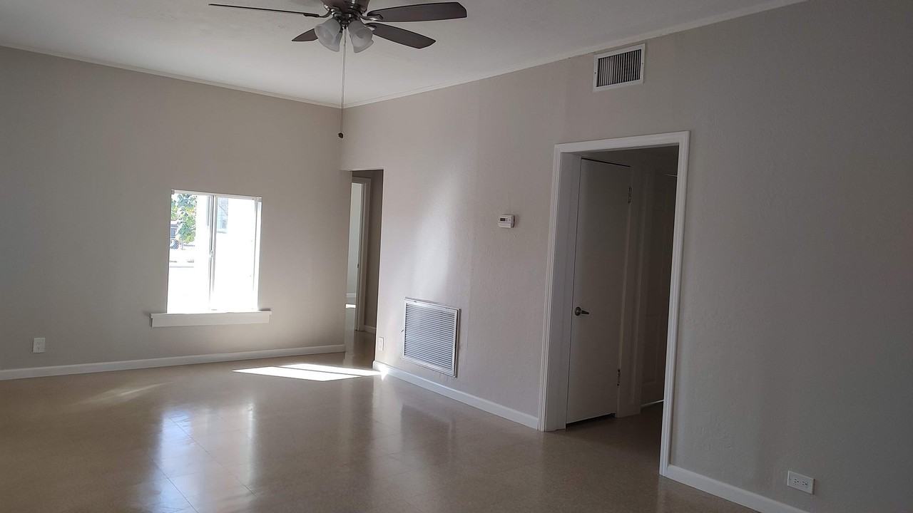 592 N Eucalyptus Ave - Photo 4 of 12