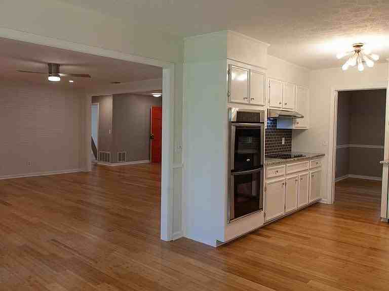 1122 E 51st St - Photo 3 of 15