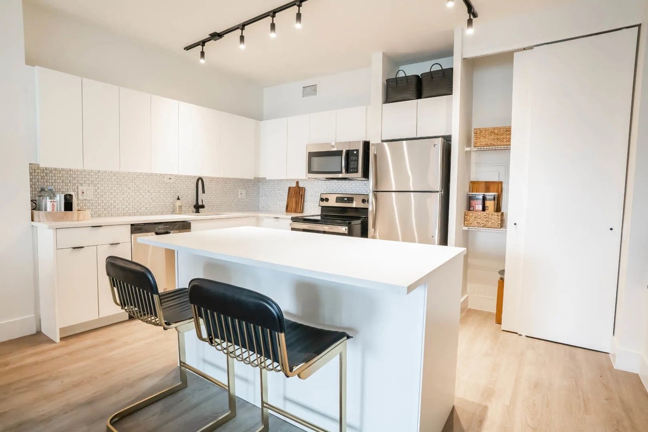 33 E Chestnut St #9H - Photo 5 of 14