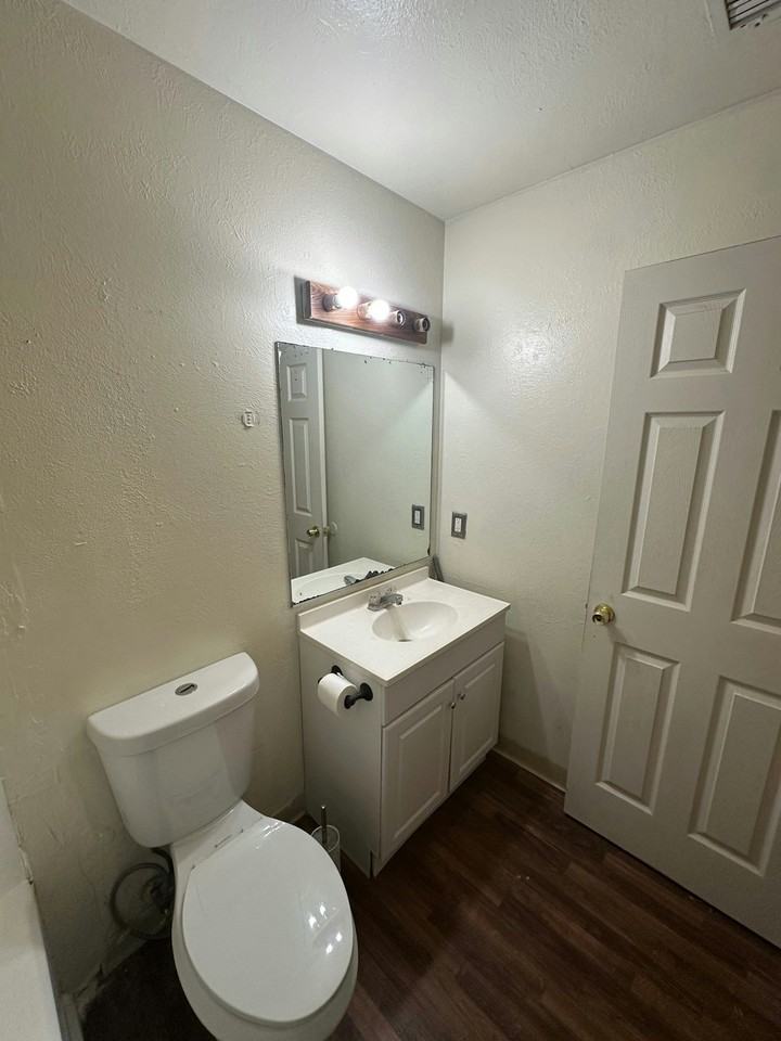 7049 Peachtree Avenue - Photo 5 of 13