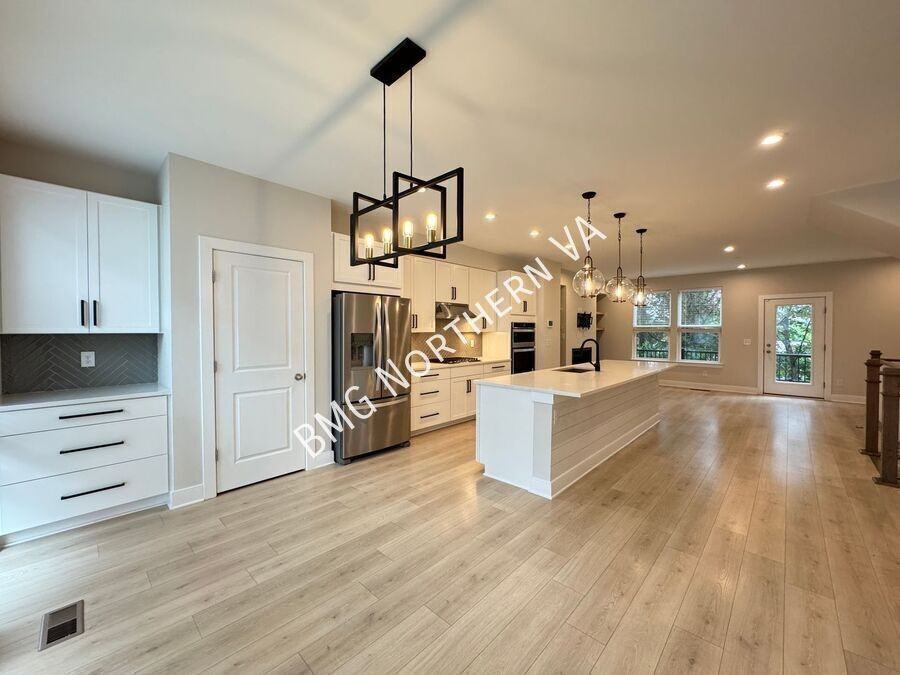1021 S Taylor Ct - Photo 4 of 50
