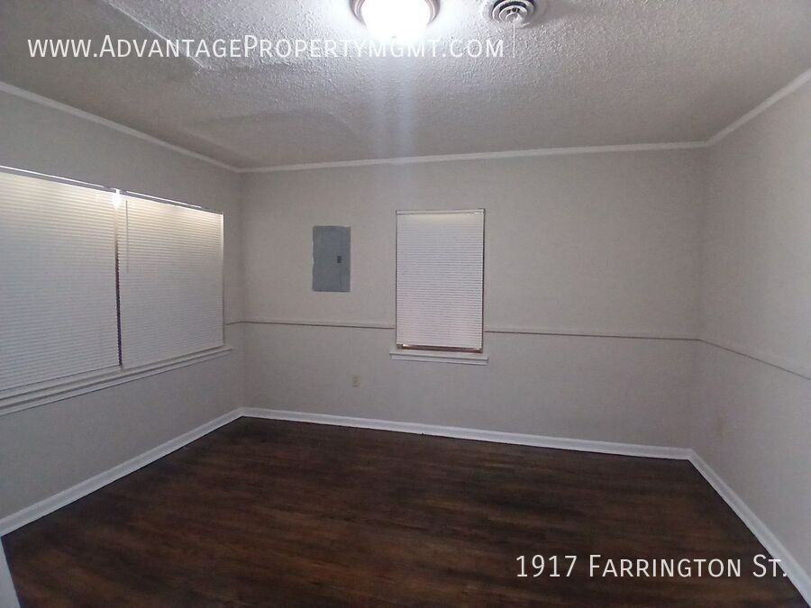 1917 Farrington St - Photo 3 of 9