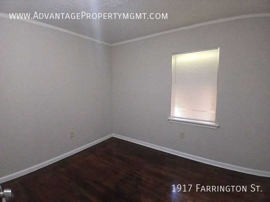 1917 Farrington St - Photo 5 of 9