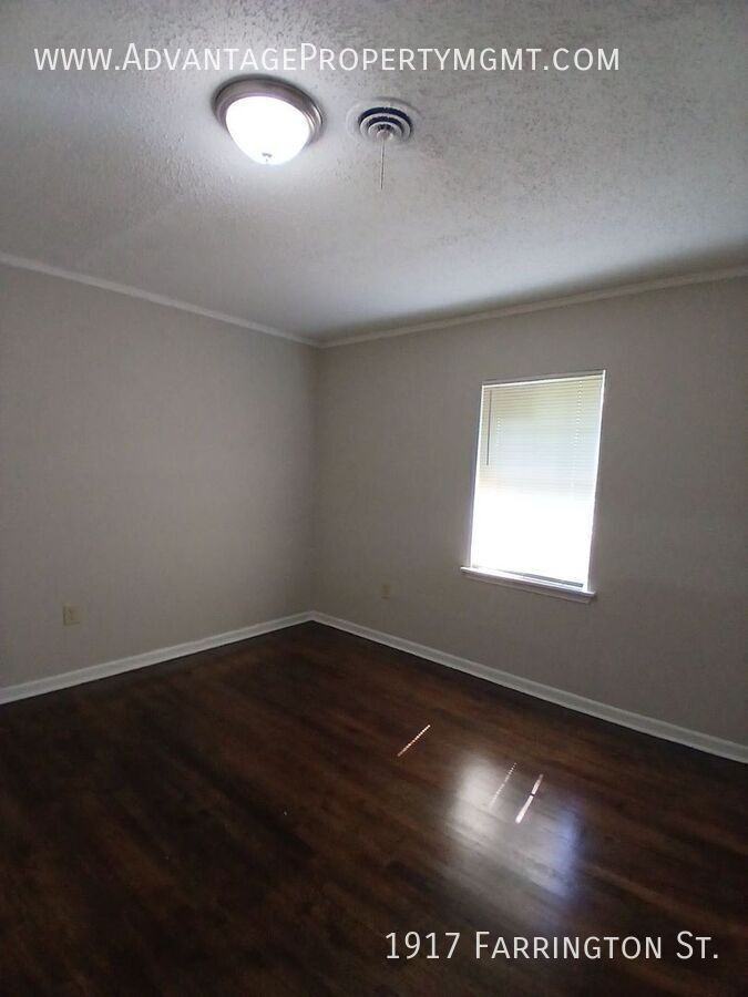 1917 Farrington St - Photo 7 of 9