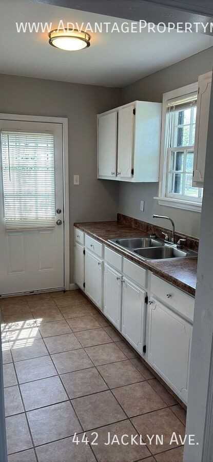 442 Jacklyn Ave - Photo 4 of 10