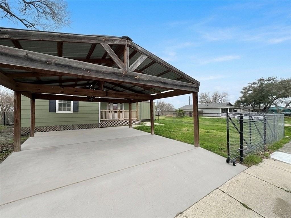1202 Main Dr - Photo 2 of 28