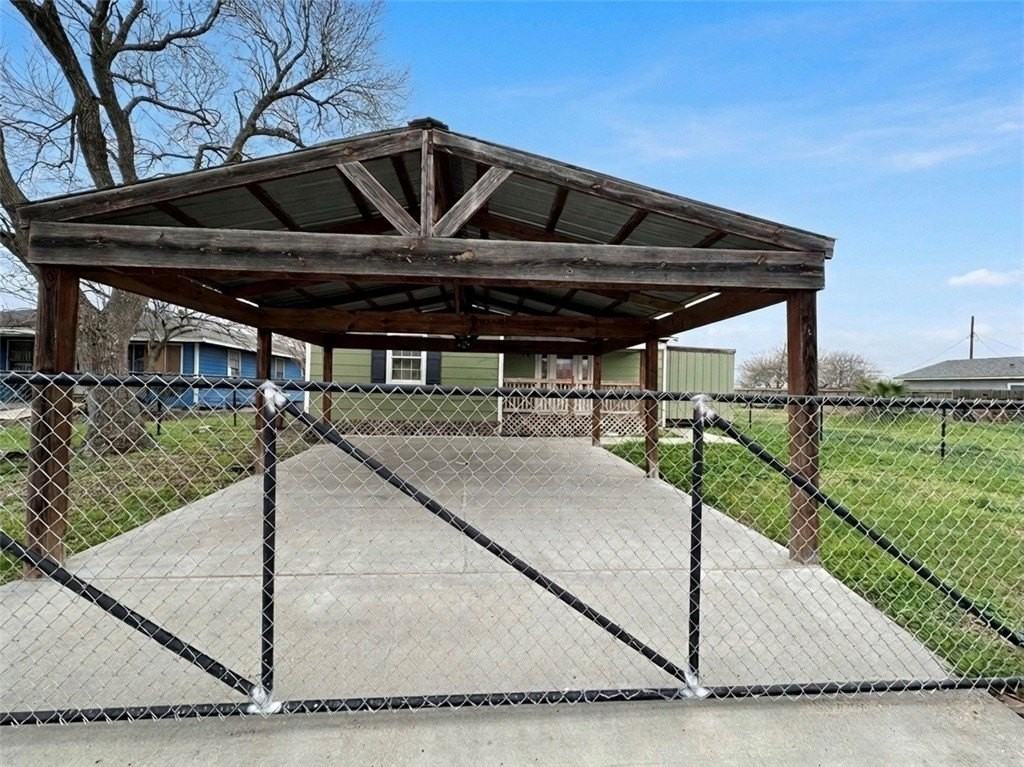 1202 Main Dr - Photo 3 of 28