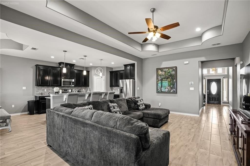 3921 Woodhouse Ln - Photo 6 of 26