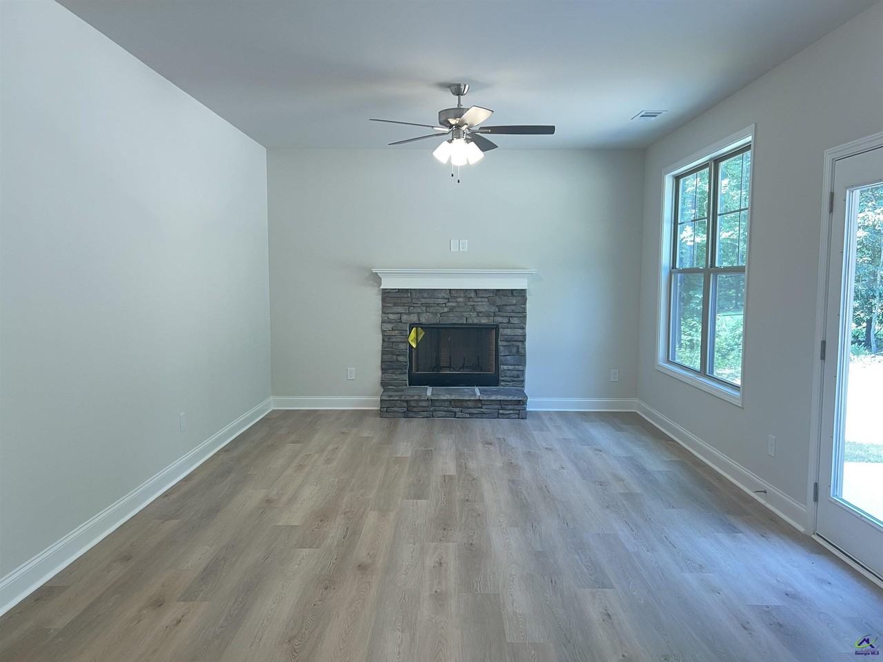 176 Country World Dr - Photo 5 of 38