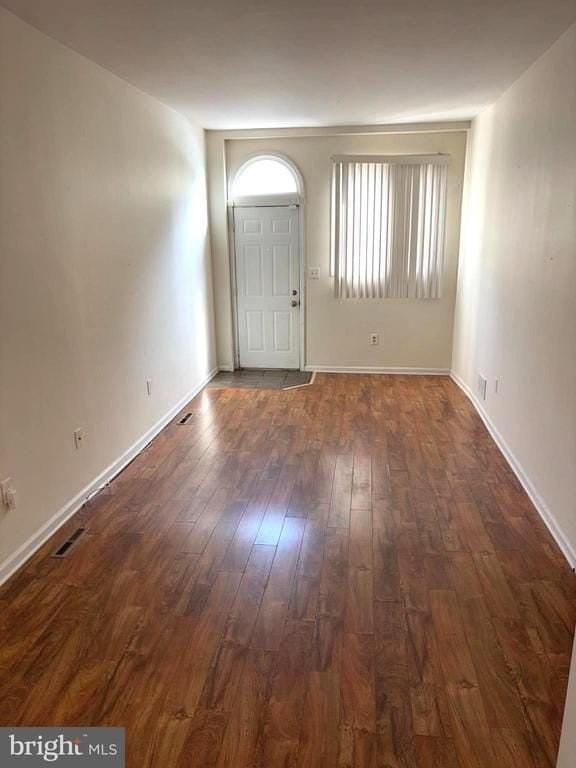302 E 11th St - Photo 2 of 9