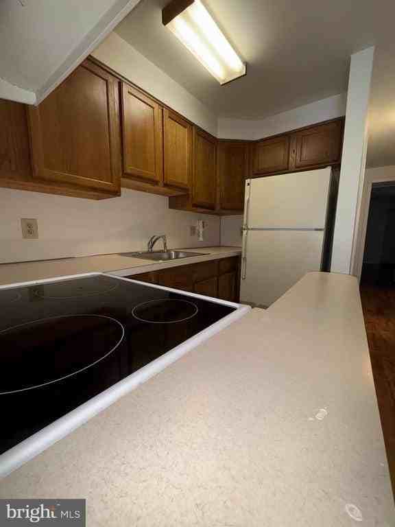 302 E 11th St - Photo 4 of 9