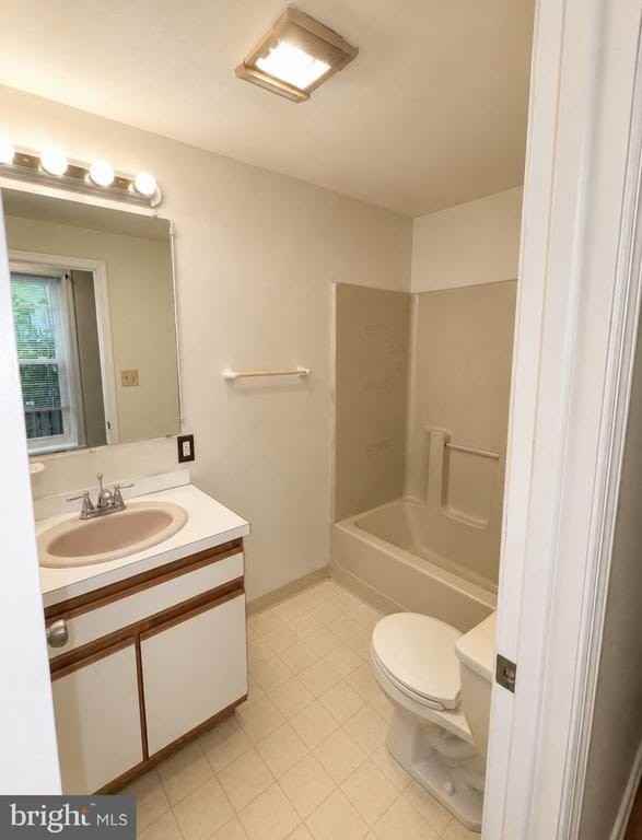 302 E 11th St - Photo 7 of 9