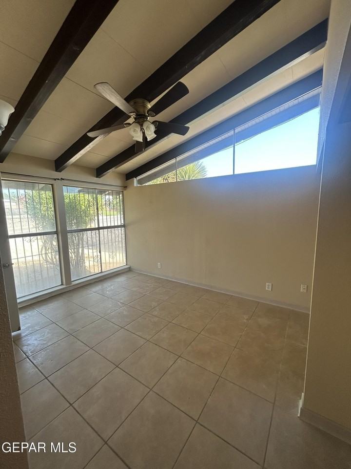 212 Crestmont Dr - Photo 5 of 17