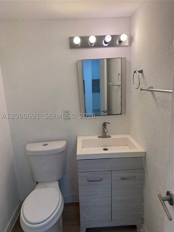 15201 Ne 6th Ave #C304 - Photo 4 of 17
