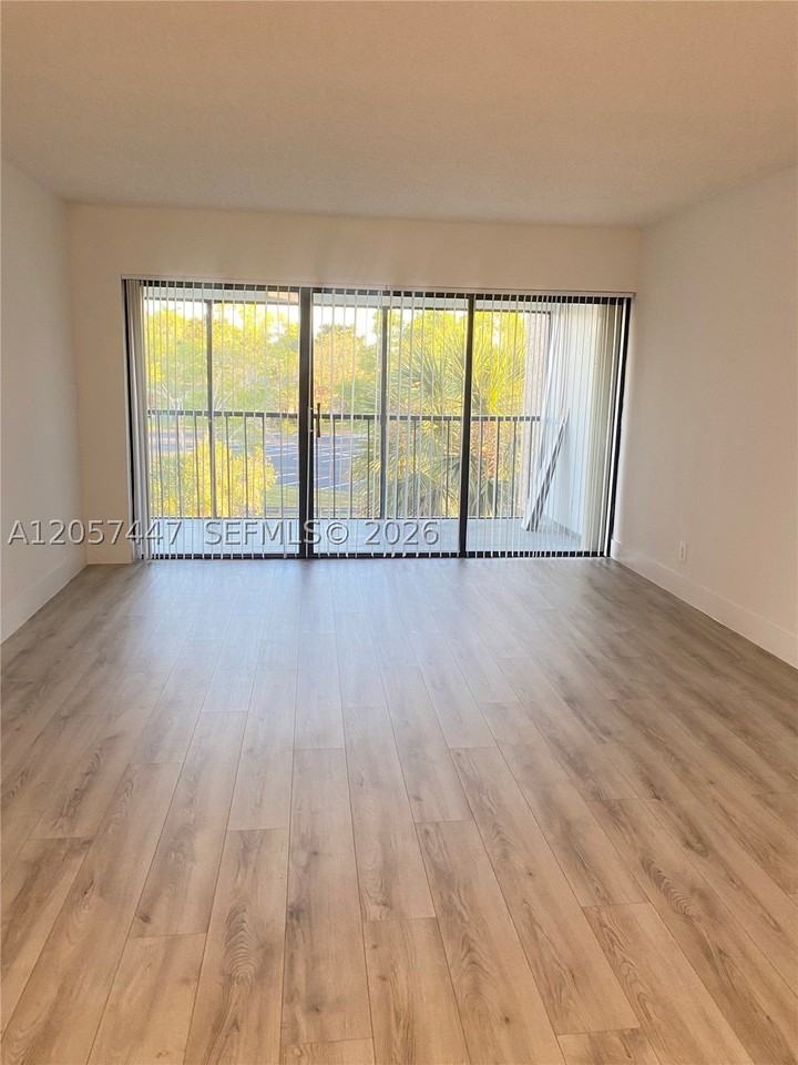 240 Lakeview Dr #303 - Photo 2 of 11