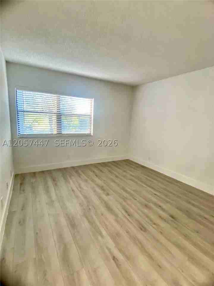 240 Lakeview Dr #303 - Photo 4 of 11