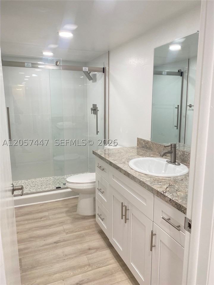 240 Lakeview Dr #303 - Photo 7 of 11