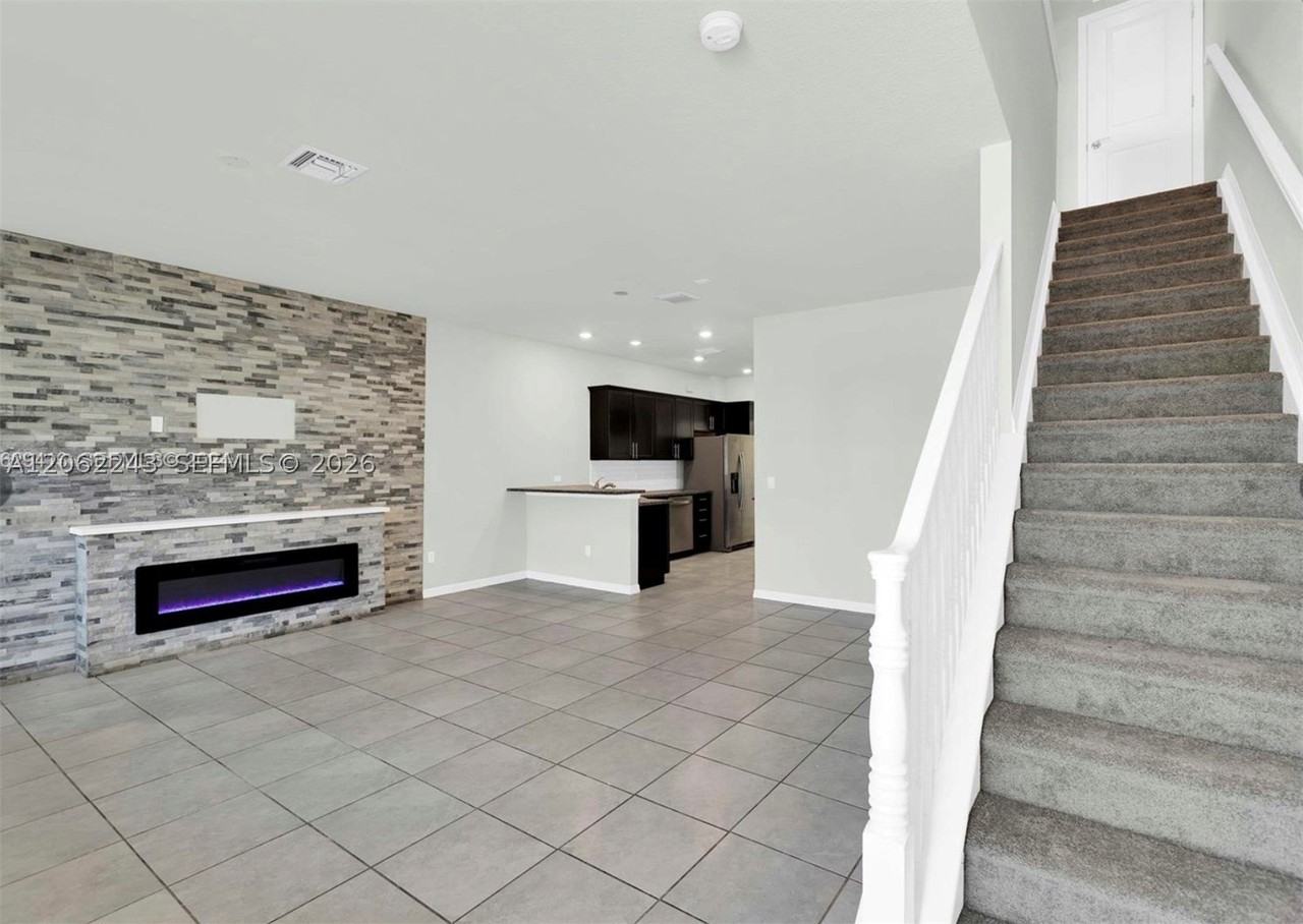 1240 Eucalyptus Dr #2 - Photo 5 of 25