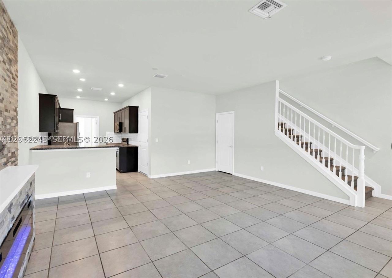 1240 Eucalyptus Dr #2 - Photo 6 of 25