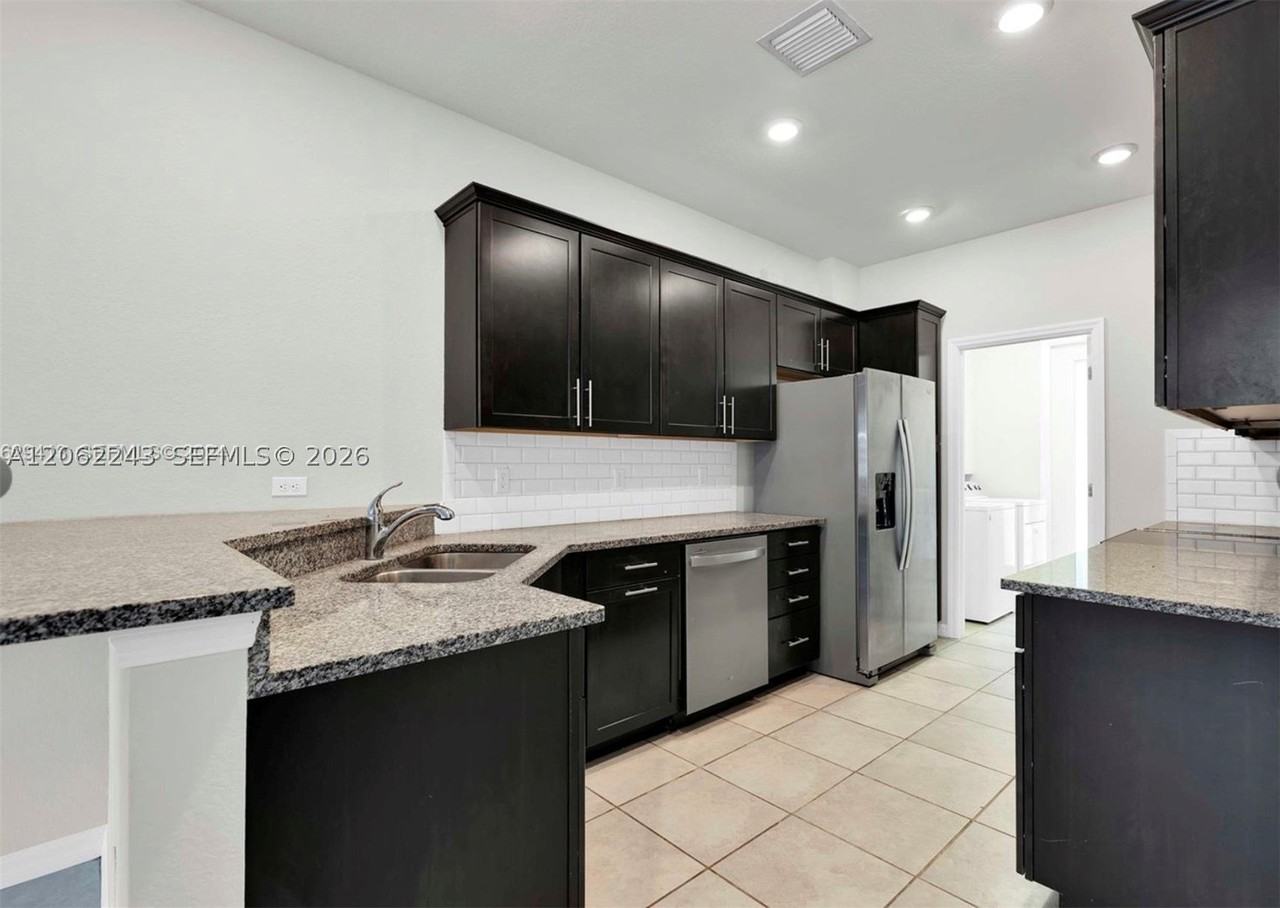 1240 Eucalyptus Dr #2 - Photo 7 of 25