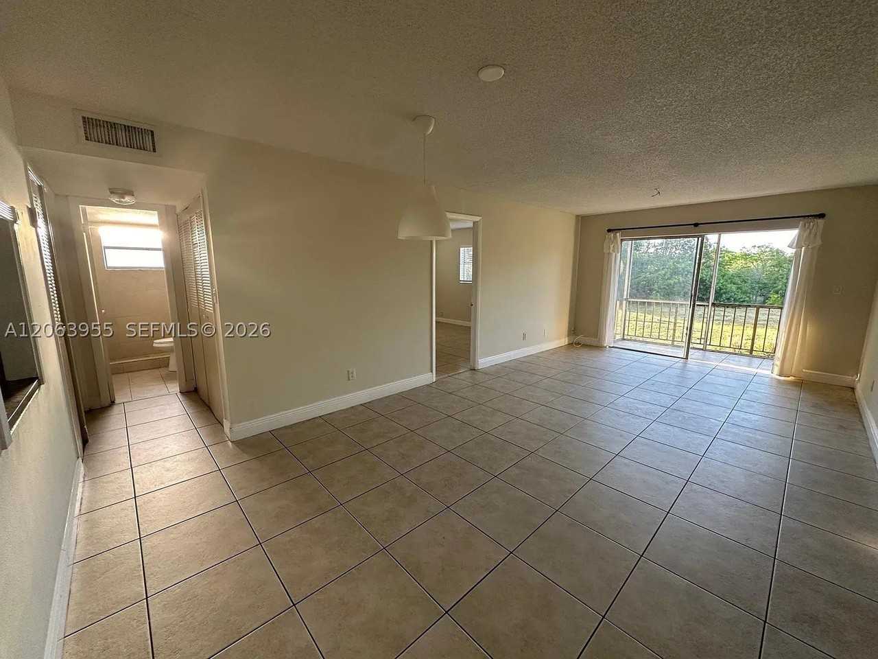 961 Nw 45th St #6 - Photo 2 of 11