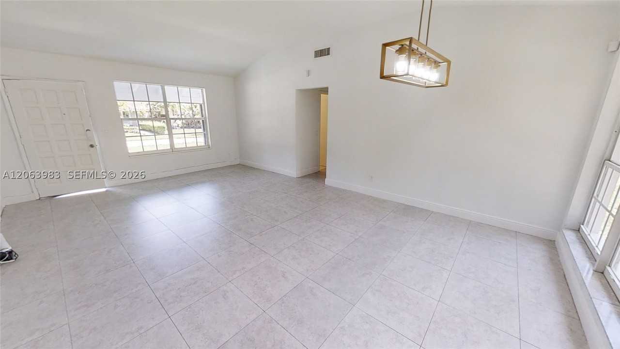 490 Nw 90th St - Photo 5 of 22