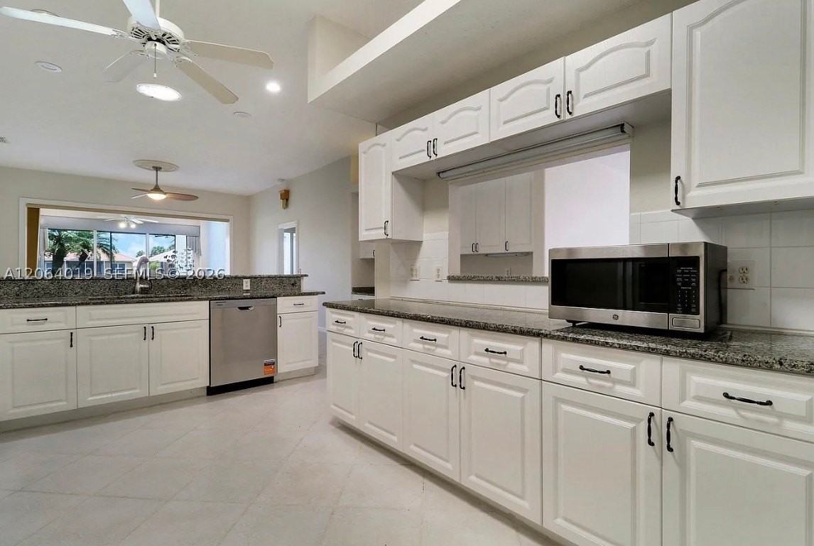 637 Nw Venetto Ct #0 - Photo 2 of 10