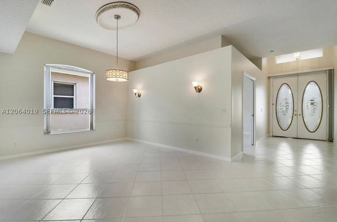 637 Nw Venetto Ct #0 - Photo 3 of 10