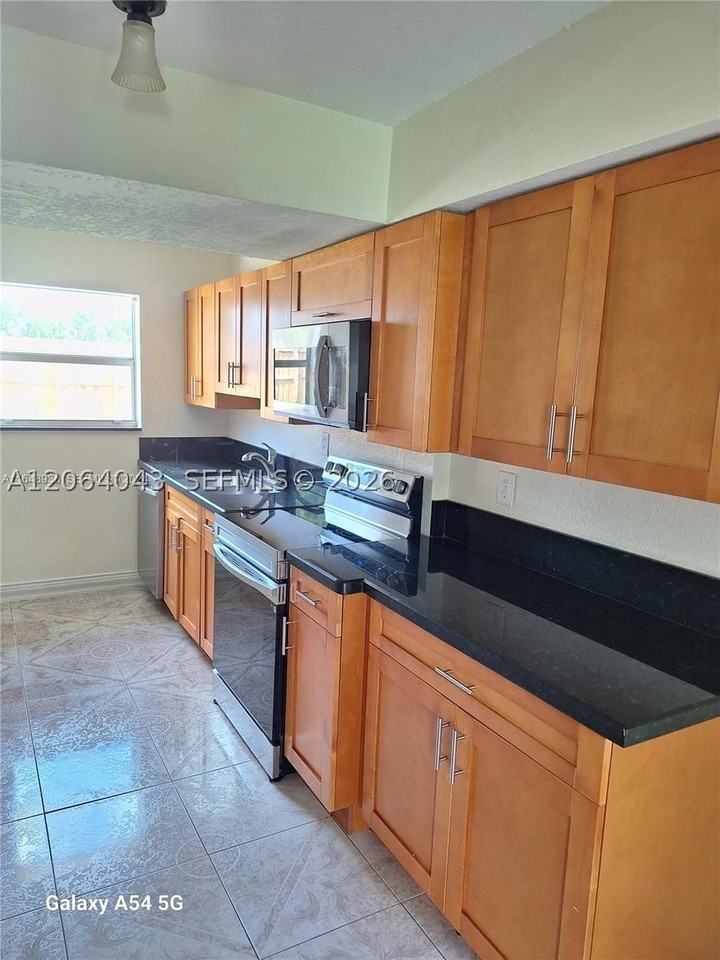 711 Sw 64th Pkwy #711 - Photo 5 of 10