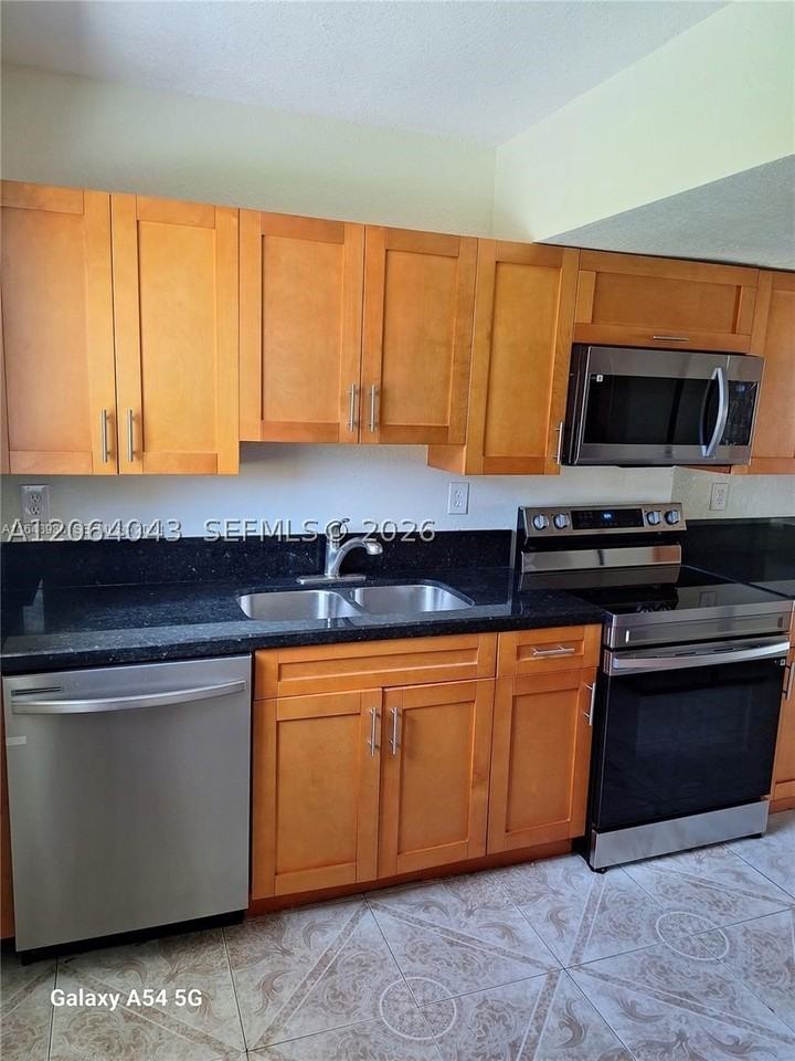 711 Sw 64th Pkwy #711 - Photo 6 of 10
