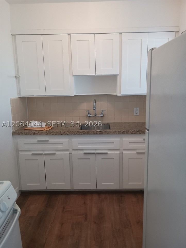 545 74th St #8 - Photo 5 of 7