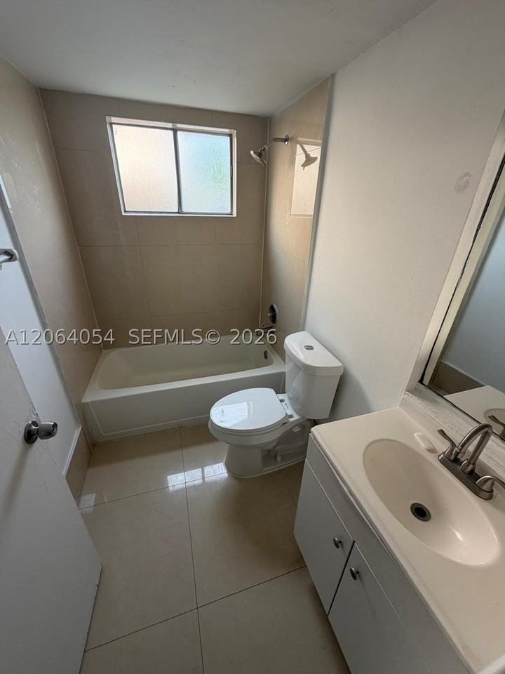 1501 W 42nd St #102 - Photo 3 of 12