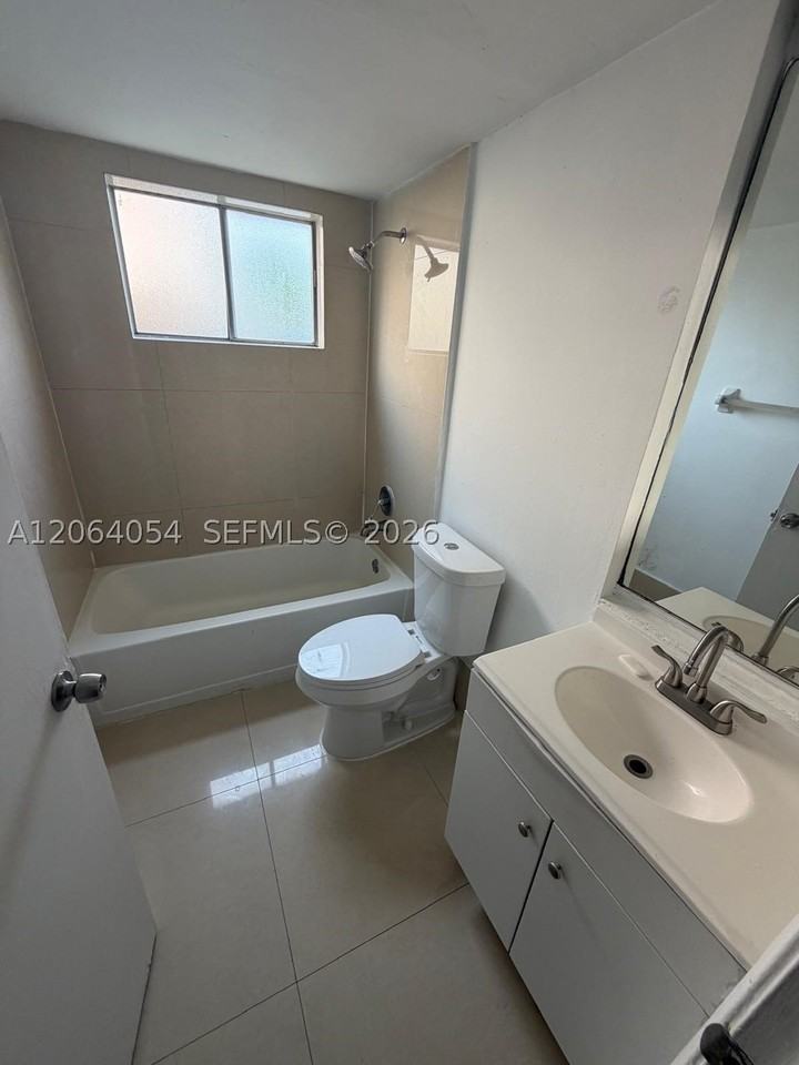 1501 W 42nd St #102 - Photo 4 of 12