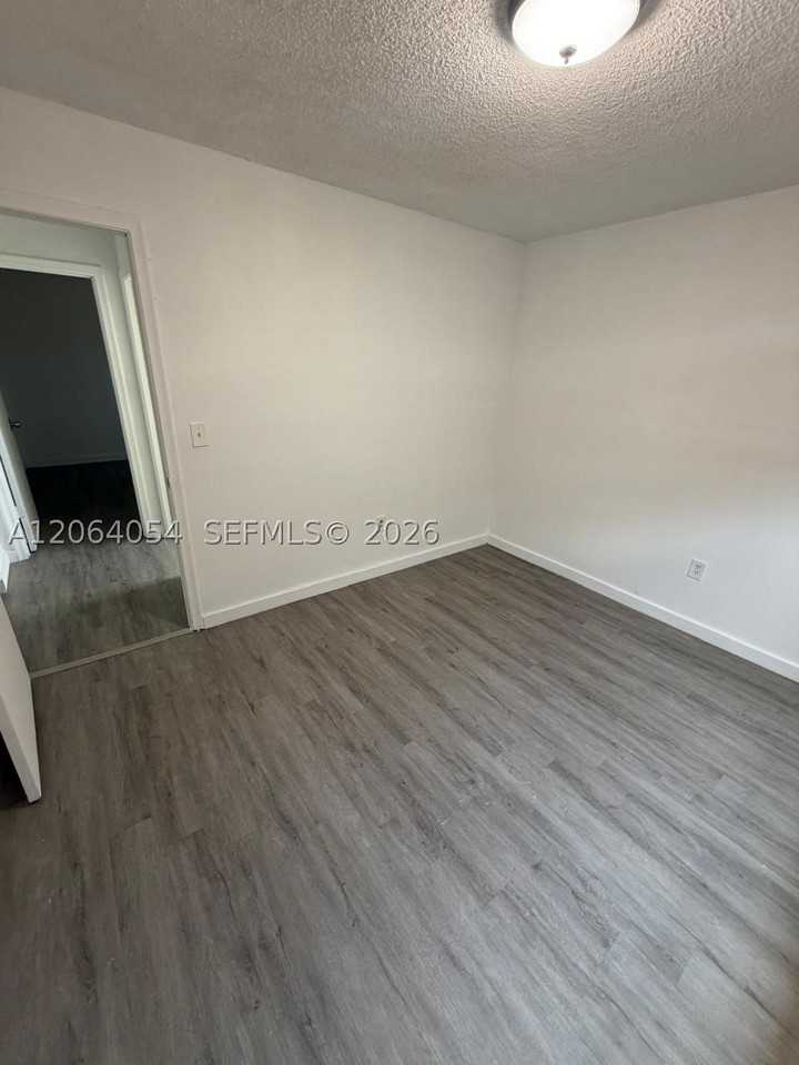 1501 W 42nd St #102 - Photo 5 of 12