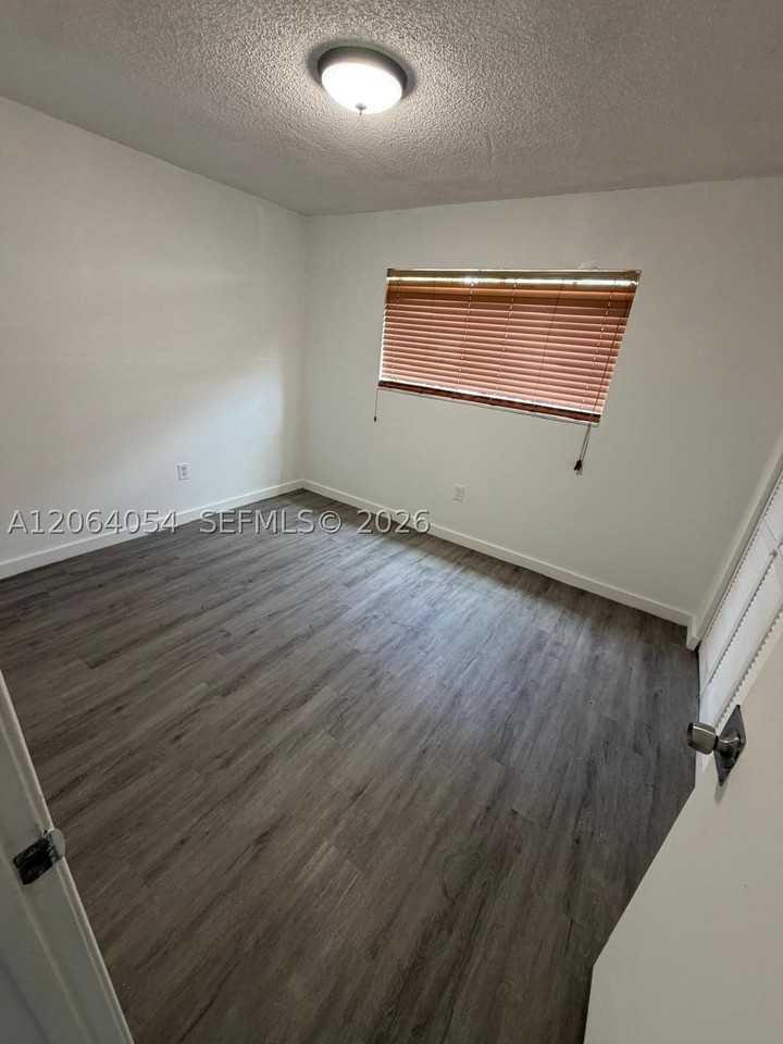 1501 W 42nd St #102 - Photo 6 of 12