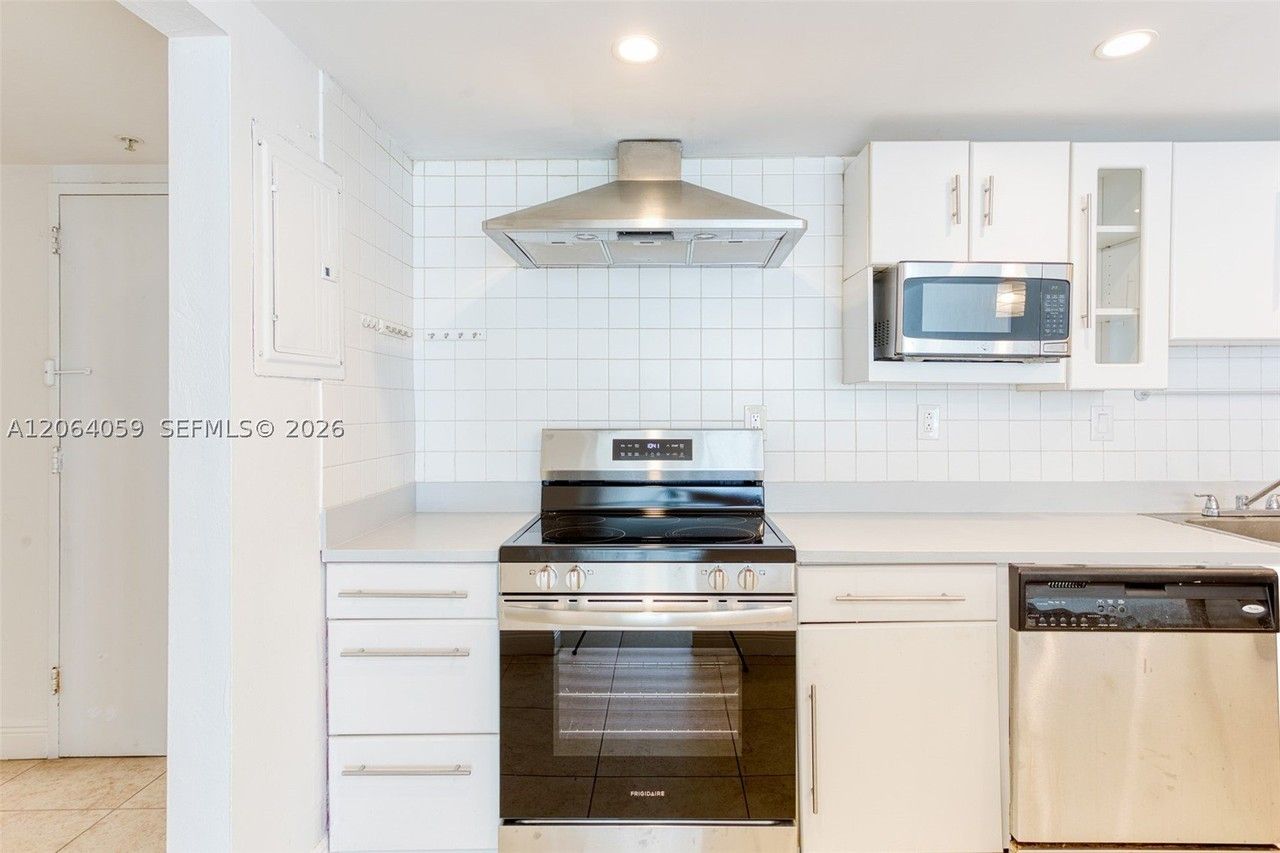 19380 Collins Ave #406 - Photo 4 of 21