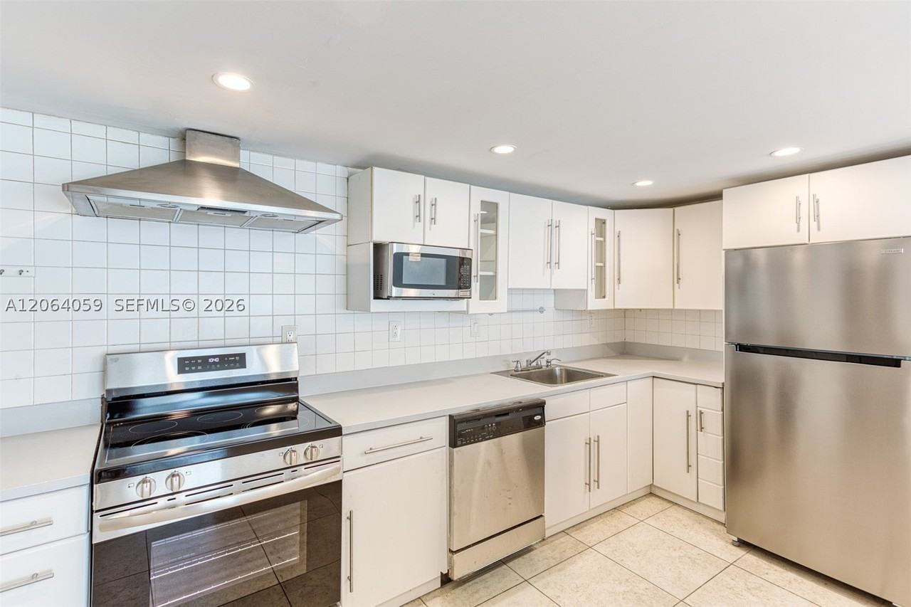19380 Collins Ave #406 - Photo 5 of 21
