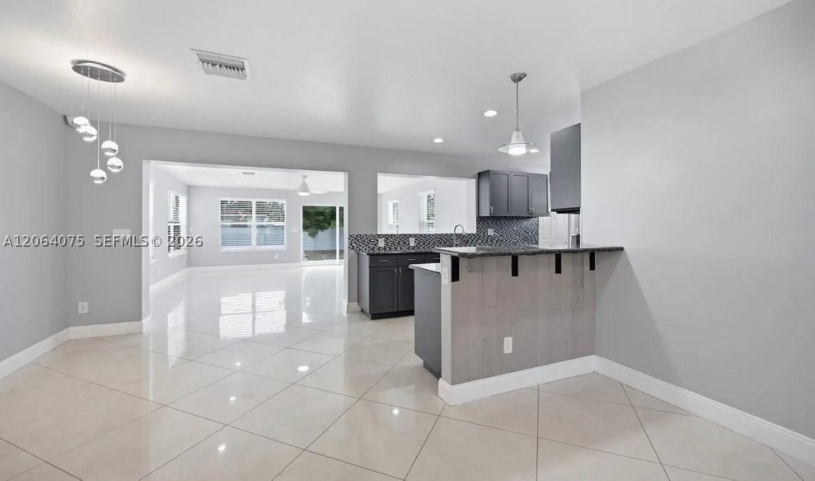 434 Australian Cir - Photo 3 of 10
