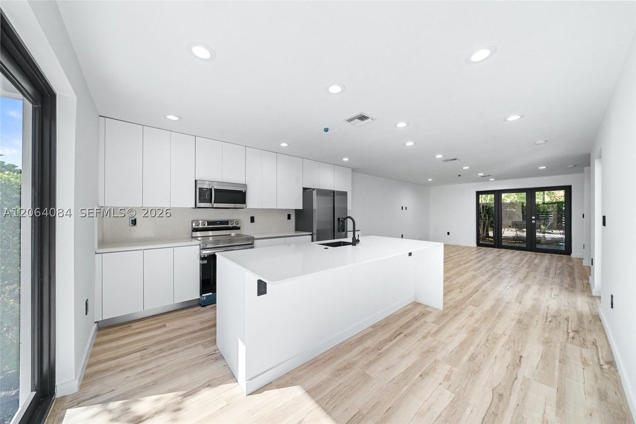 11 Ne 51st St #B - Photo 3 of 24