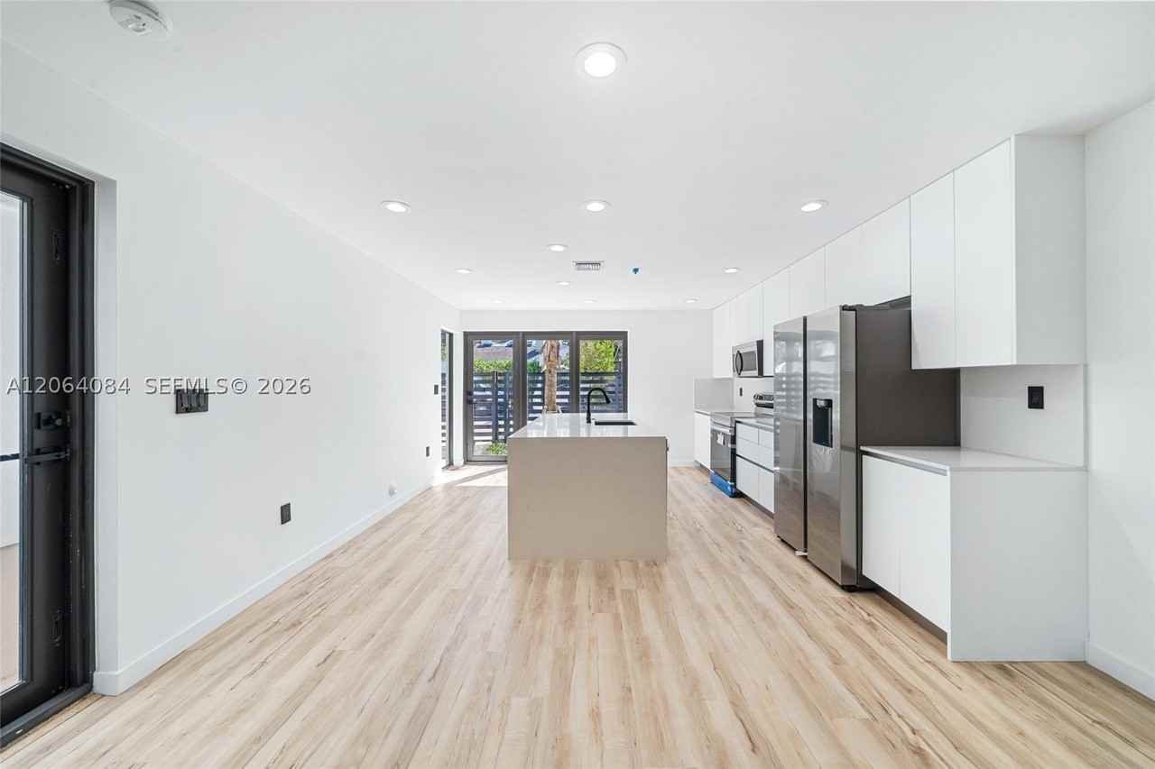 11 Ne 51st St #B - Photo 4 of 24