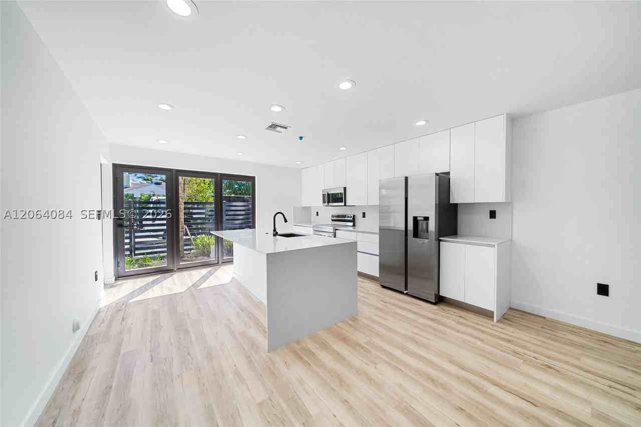 11 Ne 51st St #B - Photo 5 of 24