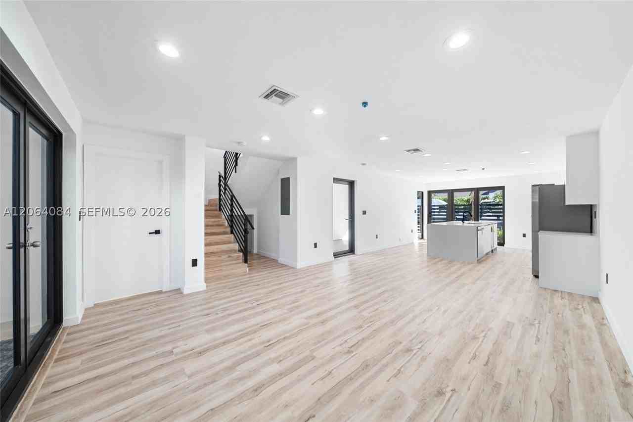 11 Ne 51st St #B - Photo 6 of 24