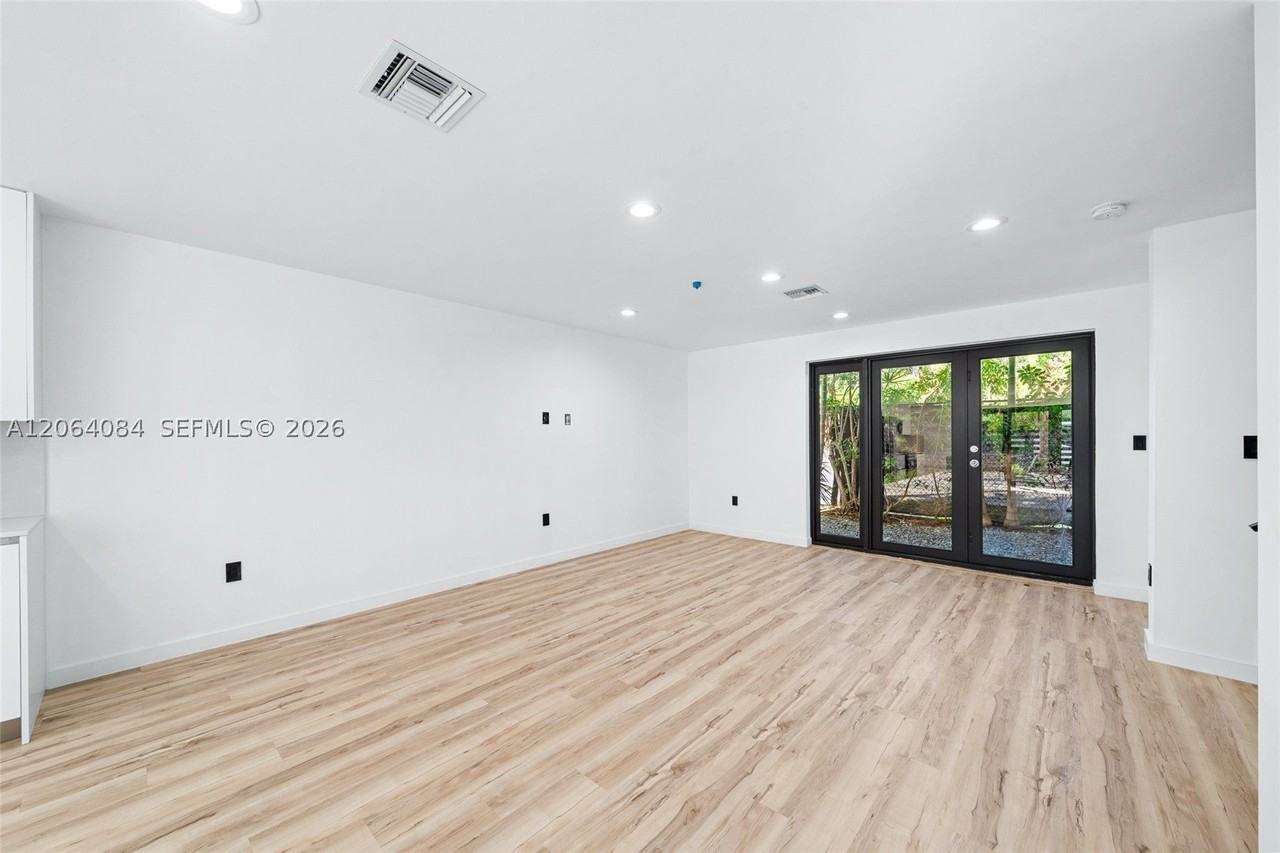 11 Ne 51st St #B - Photo 7 of 24