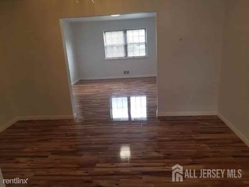 804 Maple Hill Dr - Photo 4 of 29