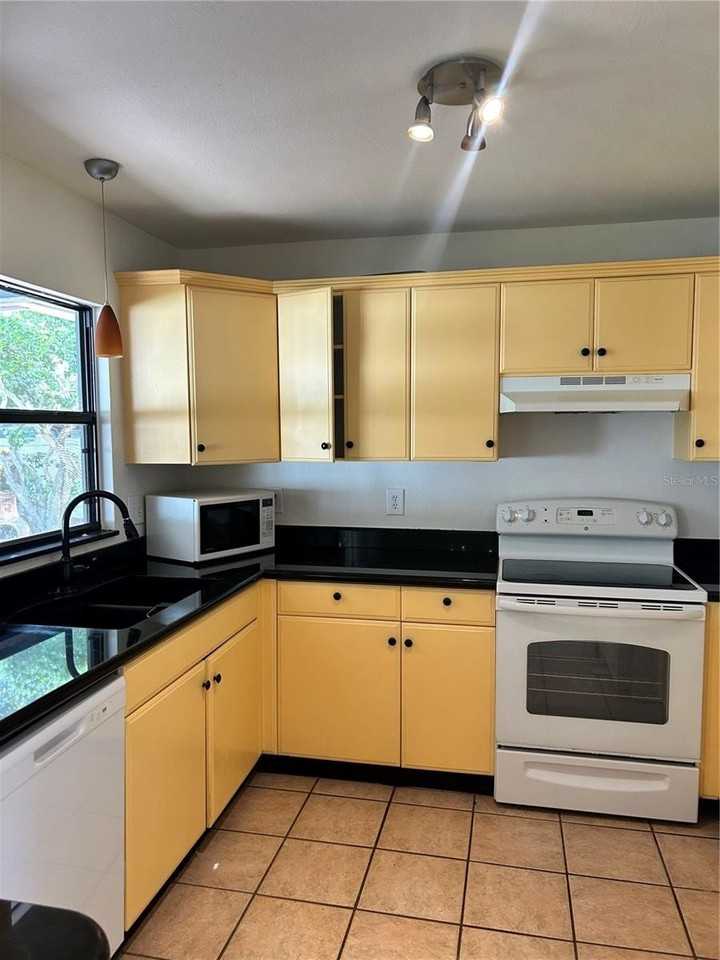 2436 Waldemere St - Photo 6 of 32