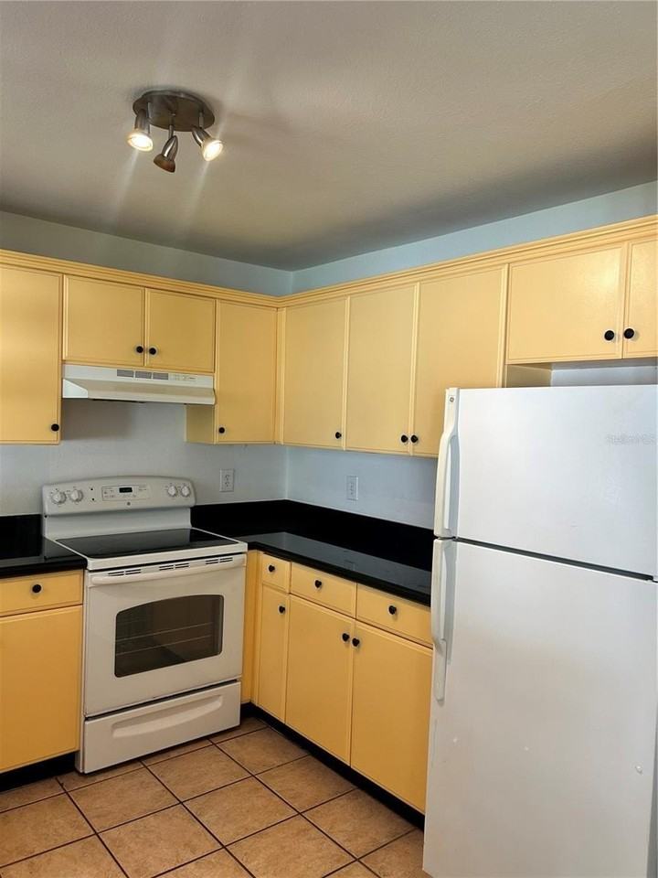2436 Waldemere St - Photo 7 of 32