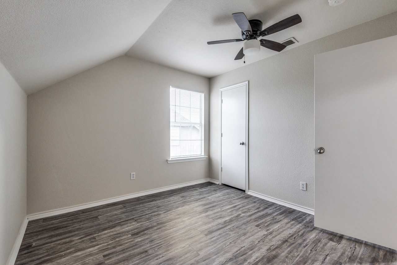 321 Queens Court - SouthUnit B #1 - Photo 4 of 24