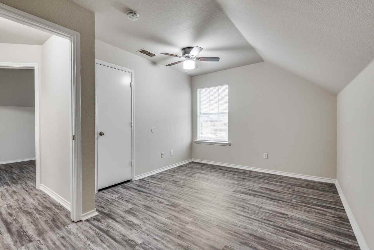 321 Queens Court - SouthUnit B #1 - Photo 5 of 24