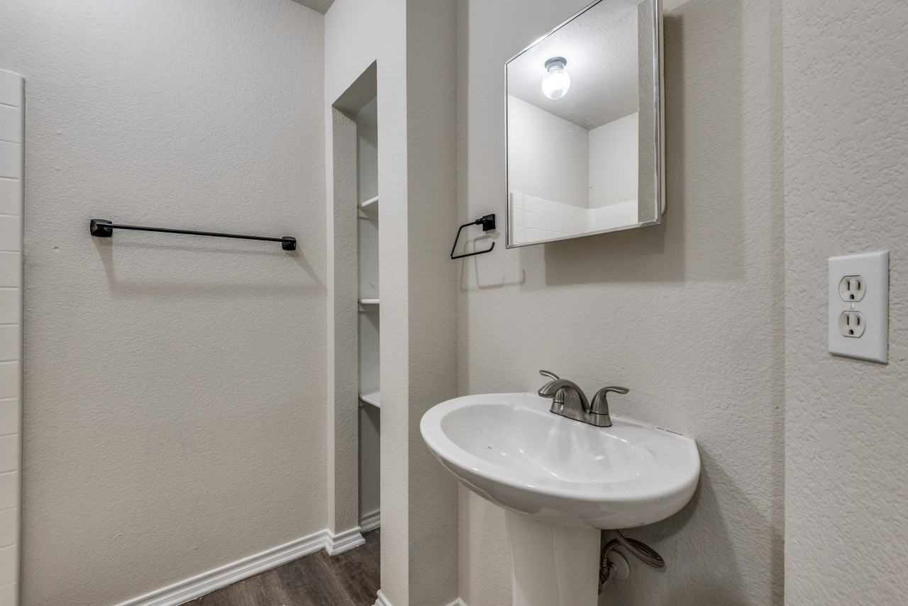 321 Queens Court - SouthUnit B #1 - Photo 6 of 24